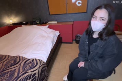 美丽的已婚妇女，喷出大量 2 米高的水。