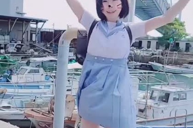 -介绍-个人拍摄来海边学习的穿制服的女孩-