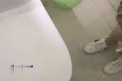 小美女和男友逛街來興致約戰公廁激情啪啪大戰求刺激放到洗手臺上抽插猛操