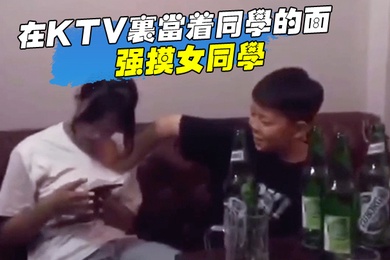 这小伙前途无量啊当着同学面摸女同学