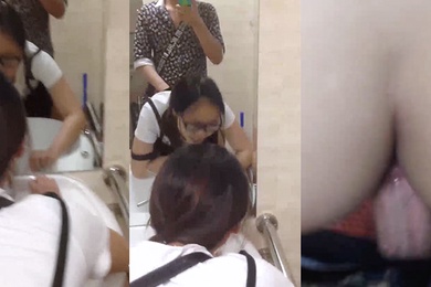 旅游景区公厕自拍大学生背包客情侣突然性起在旅游景区的公厕里对着镜子啪啪自拍眼镜妹好骚啊下面好多白浆