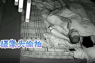 摄像头偷拍五金店夫妻做爱把熟睡的媳妇搞醒了像俄狼一样趴在老公上面摆动
