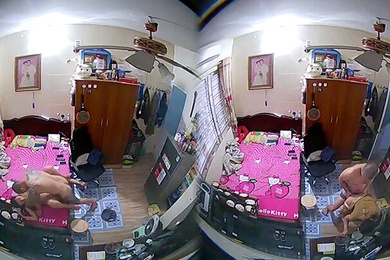 偷拍媳妇偷情房东家里卧室高处偷放针孔摄像头偷拍到媳妇和纹身猛男偷情啪啪