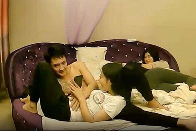 啪啪全程被监拍美女和男友酒店开房