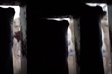 门缝隙偷窥隔壁小媳妇洗完香香出来擦身子