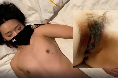 看着小姐姐躺着床上露奶被抚摸的的姿态