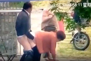 老汉推车夫妻农家门外开操