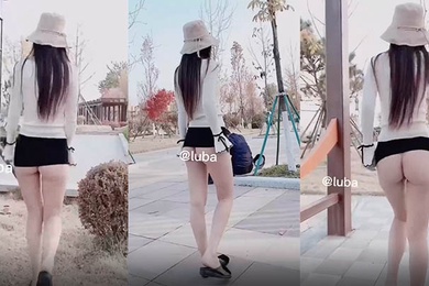 妹子在街上露屁股走街哦秀性感的屁股