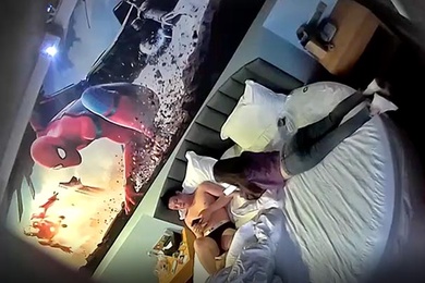 酒店偷拍蜘蛛侠主题酒店几乎每天都有年轻人约炮的正点镜头偸拍男女啪啪啪有个妹子又漂亮又有气质被男的掰开腿研究