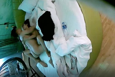 酒店偷拍大圆床360摄像头偷拍小哥开好房等女友的骚货闺蜜