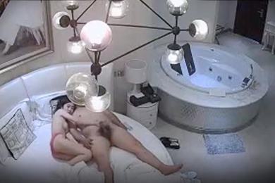 酒店监控有点胖的小胖哥带着自己的漂亮女友开房打炮_女主口交吃鸡换着姿势的来回的干看来经常开房
