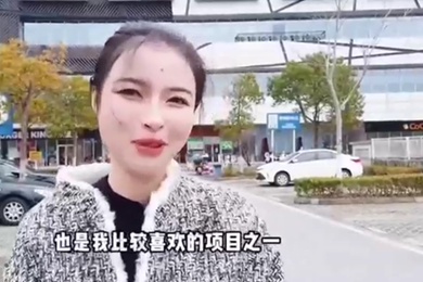 商场跳弹挑战骚货女友带着跳蛋塞进骚逼在某商场购物