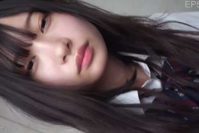 刚放学的学生妹帮忙打飞机