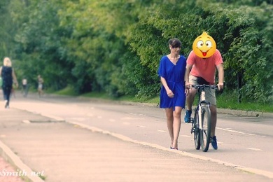 大街上衣服被自行车勾掉路人有什么反应