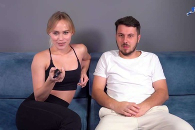 和淘气的继母一起看色情片最后在她紧窄的阴道里做爱在她嘴里射精