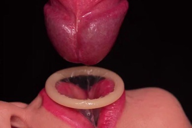 最棒的榨精小嘴让你在套子里射精两次插爆套套直接射出吧