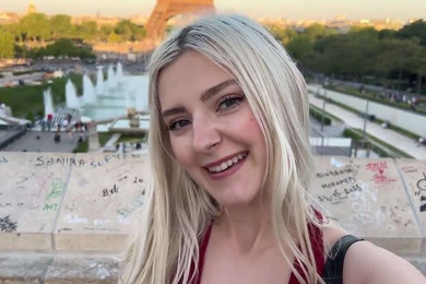 罗浮宫前吃法鸡