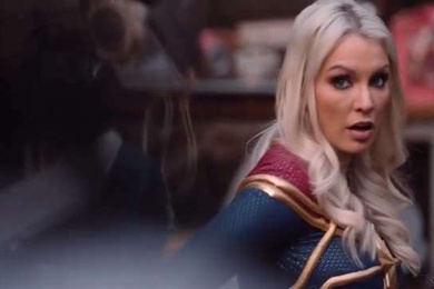 大金发女郎在模仿场景中骑着硬鸡巴