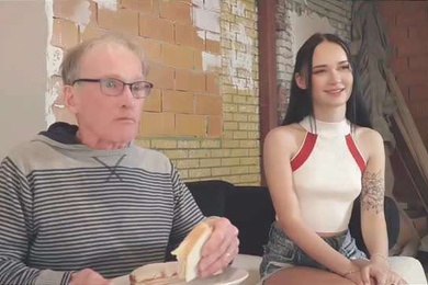 中字极品美少女勾引老年人激情插逼