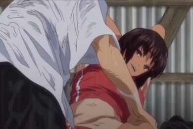 第一集蜗牛田径女子在雨下个不停的远离村庄的公交车站小屋里等着一辆巴士