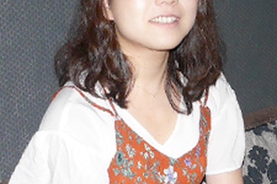 一个经常射精的整洁女孩有一个毛茸茸的阴户。齐藤富美