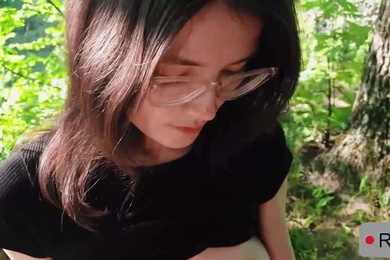 小树林里发骚的女儿要干逼