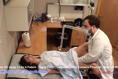 大学新生与坦帕医生的身体检查