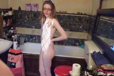 继父在浴缸里和他的继女