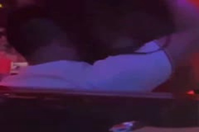 酒吧醉.酒男女大.厅当众.不雅行.为事.