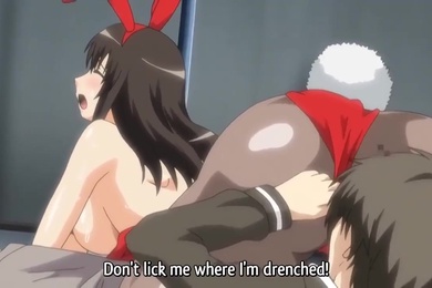 俱乐部会所与2个欲火中烧女孩的三人行