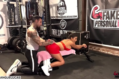 一名私人教练在一次热辣的训练中他与委内瑞拉拉丁裔女孩SheilaOrtega发生了关系后者有着巨大的乳房和巨大的屁股